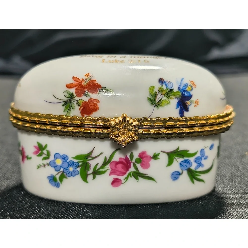 Oval Porcelain Trinket Box, Luke 2:16 Verse on top, White with Flowers